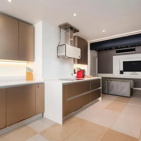 Luxury Sea View Retreat With Cinema & Snooker 아파트